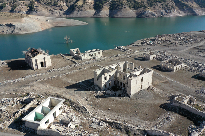 <p>leye 28 kilometre uzaklkta Devlet Su leri (DS) tarafndan yaplan Karakurt HES Baraj'nn tamamlanp 8 ubat 2020'de su tutulmaya balamasnn ardndan ky, tamamen su altnda kald.</p>