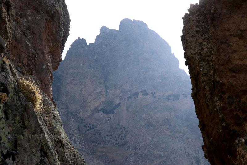 <p>evre ve Kltr Deerlerini Koruma ve Tantma Vakf (EKL) Kayseri Temsilcisi Prof. Dr. Osman zsoy, AA muhabirine, kst Kalesi'ne klmasnn ve ulalmasnn ok zor olduunu syledi.</p>