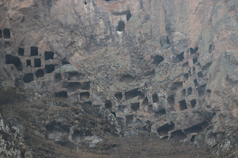 <p>'Hititler zamanndan kaldna veya Hitit kabartmalarnn olduuna dnk baz sylentiler var. Bu sylentiler zerinden bir tarihlemeye gidiliyor. Btn duvarlarnn ve resimlerinin incelendii, haritasnn yapld bir alma yok. 1998 ylnda Prof. Dr. Bilge Umar hocann bir almas var. Kapadokya kitabnda burayla ilgili bir blm geiyor. Prof. Dr. Bilge Umar hocann syledii gibi Hititler dnemine tarihlendirilebilir. Yer alt ehri olarak dndmzde ise malum Kapadokya'da yer alt ehri demek 2 bin yllk bir tarih demektir. Yani her ikisini birletirdiimizde en az 2 bin yllk tarihlendirmeden bahsetmek mantkl.'</p>