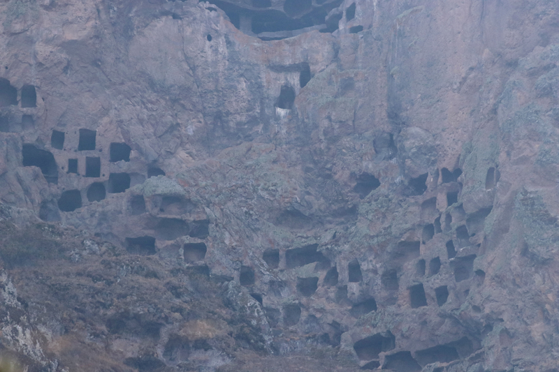 <p>Develi dalarnn yamacnda kayalarn oyularak en az 2 bin yl nce yapld belirtilen fakat Hitit dnemine kadar da uzanabilecei deerlendirilen kst Kalesi, aradan geen yllara ramen halen ayakta duruyor.</p>