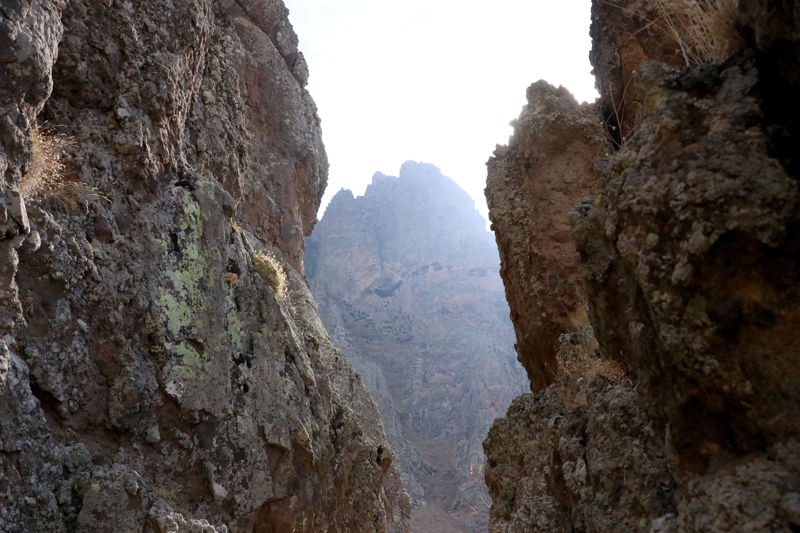 <p>Roma ve Seluklu dnemlerinde farkl amalarla kullanld bilinen kale, iinde oda eklindeki yerleim yerleri, havuzlar, su kanallar, hayvan barnaklar, gvercinlik ve ibadet yerleriyle adeta bir ehri andryor.</p>