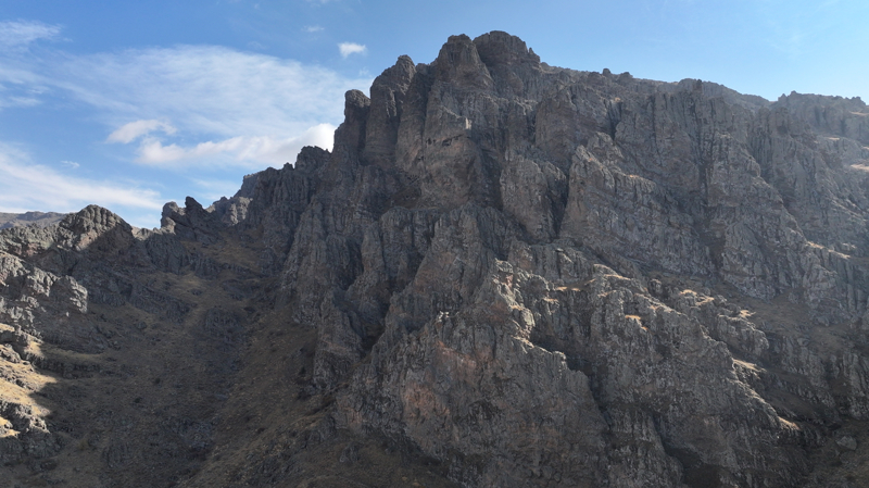 <p><b>- 'TABR CAZSE HTT DNEMNN GKDELEN'</b></p><p>Nezir tegen ise Develi dalar eteklerinde bulunan kst Kalesi'nin yaklak 1700 metrelik rakmda bulunduunu syledi.</p>