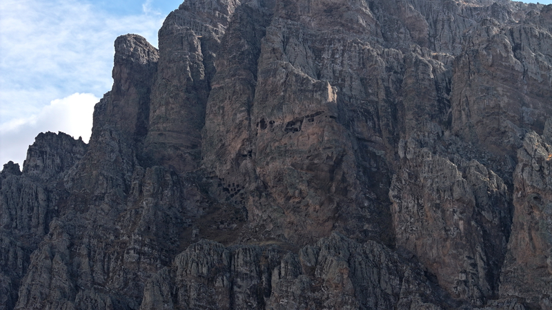 <p>Muhakkak grlmesi gereken bir kale olduunu anlatan Ayta, 'Burann iinde yzlerce oda var. Stunlar, merdivenler, su yollar, havuzlar var. Burann turizme almasn istiyoruz. Odalarn hepsi i ie geiyor. n tarafna yldrm dt iin kmas zor. Burada tahminen 200-300, belki daha fazla oda var. eride 100 metrekare olan odalar mevcut. Byle tarihi yapnn kymzde olmas bizi heyecanlandryor.' diye konutu.</p>