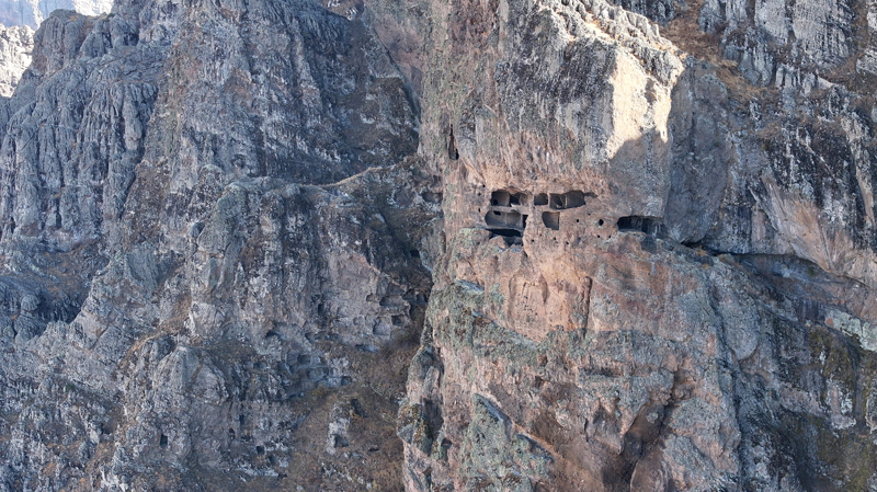 <p>'Erciyes'in gneyinde yer almasndan dolay Kayseri'nin nemli destinasyon noktalarndan birisi olmaya aday. nik (Tek, ei olmayan) bir yapya sahip diyebiliriz nk ok katl. Malum 10 kattan bahsediyoruz. Baz yerlerde katlar arasnda geiler var. Muhtemelen yukarda platodan aaya dereye kadar katmanl bir initen de sz etmek mmkn. Tnellerin, yaam yerlerinin, mutfaklarn olmas ok nemli. Yapsal olarak baktmz zaman ayrca tahmin ediyorum ki fethedilemeyen ender kalelerden biri olma zelliinde.'</p>
