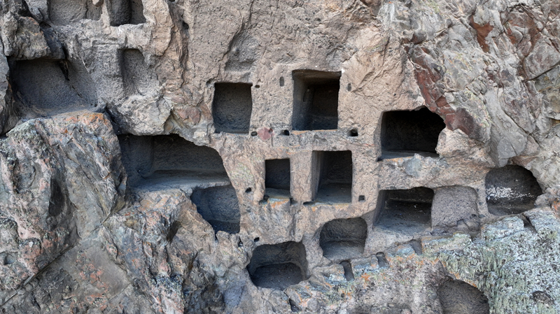 <p>kst Kalesi'nin ile iin ok deerli olduunun altn izen tegen, 'Buras sakl ehir gibi. Burann yer alt ehri statsnden ziyade yer st yerleim birimi olarak tescillenmesi ve turizme kazandrlmas gerekiyor. Buras Develi Dalar diye geiyor. 10 kat olan yerler var. Tabiri caizse Hitit dneminin gkdeleni. Burann turizme kazandrlmas lke turizmi asndan ok nemli.' dedi.</p>