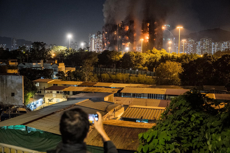 <p>Emniyet yetkilileri, yangnn balad binada mahsur kalanlar olduuna dair ihbarlar aldklarn aklad.</p>
