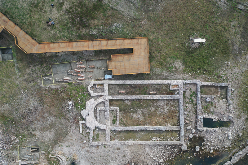 <p>znik Stadyumu'na helikopterle gelmesi beklenen Papa'nn, bazilikaya ulaaca yaklak 2,3 kilometrelik yol gzergahnda da hazrlk yapld.</p>