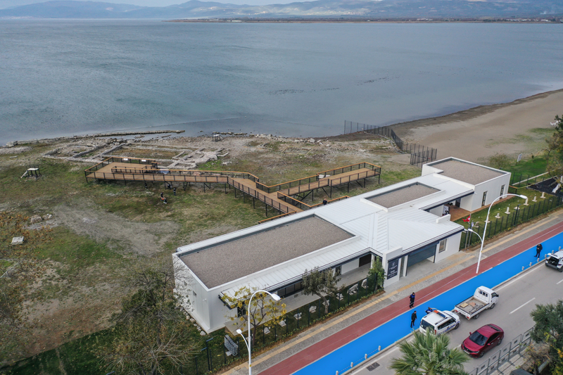 <p><b>- 'ZNK, BTN DNYA TARAFINDAN BLNEN VE MERAK EDLEN BR YER OLACAK'</b></p><p>Usta, znik'in 4 medeniyete ev sahiplii yapan bir yer olduunun altn izerek, 'smi gerekten dnyaya alm durumda. u anda cuma gnk Papa ziyaretiyle de btn dnya tarafndan bilinen ve merak edilen bir yer olacak.' diye konutu.<b></b></p>