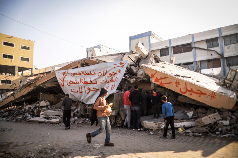 <p> srail saldrlarnn ardndan elektrik tedariinin kstl olduu blgede, Filistinliler telefonlarn arj edebilmek iin Khzaik'in kurduu dzenee bavuruyor.</p>