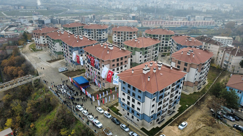<p>TOK tarafndan yapm tamamlanan 280 konutun anahtar teslim treni, Kartaltepe Mahallesi TOK Konutlar bahesinde yapld.</p>