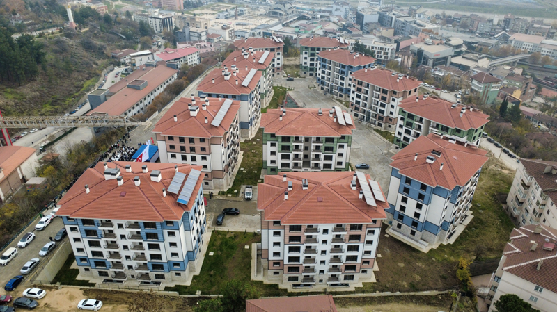 <p>Karabk'te 'lk Evim lk  Yerim' projesi kapsamnda yapm tamamlanan TOK konutlar hak sahiplerine teslim edildi.</p>