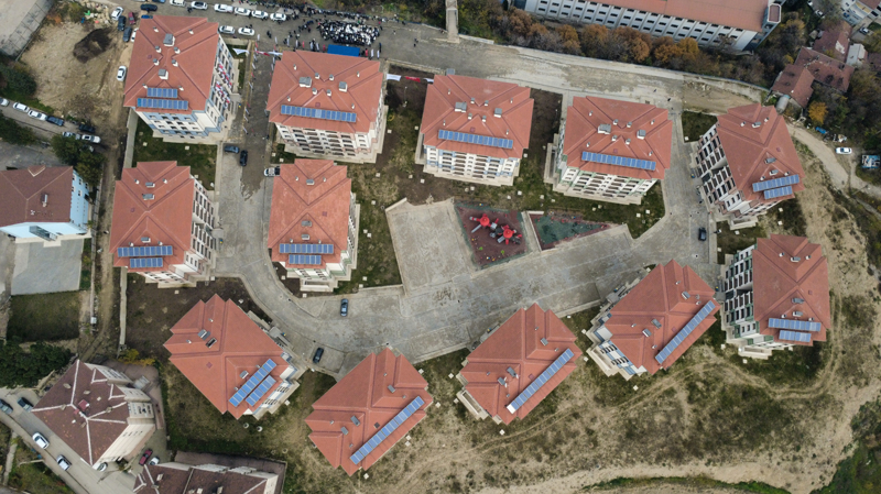 <p>Trende konuan Vali Vekili Mustafa ahin, iki yllk srecin ardndan konutlarn hak sahiplerine teslim edildiini syledi.</p>