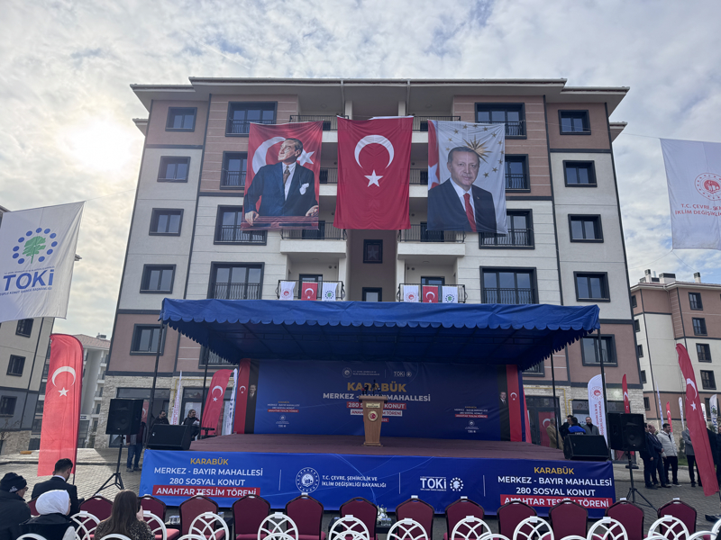 <p>Konumalarn ardndan hak sahiplerine anahtarlar, protokol yelerince verildi. Daha sonra protokol yeleri daireleri gezdi.</p>