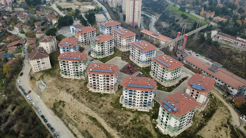 <p>Konutlarn yapmnda emei geenlere teekkr eden ahin, 'Kentsel dnme ihtiyacmz var. Dnyada mekan, ahirette iman. Allah bunlar sizlere nasip etsin.' dedi.</p>