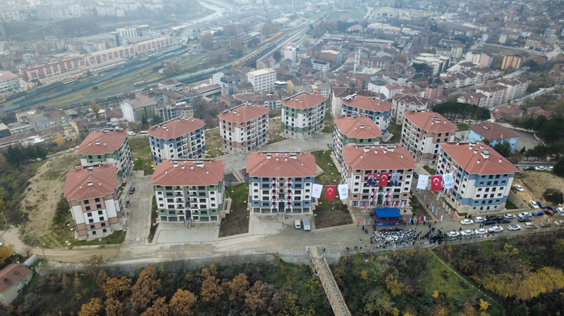 <p>Karabk Belediye Bakan zkan etinkaya ise konut retimine destek vereceklerini vurgulayarak, 'Hemerilerimiz daha modern ve depreme dayankl konutlarda yaasn istiyoruz.' dedi.</p>