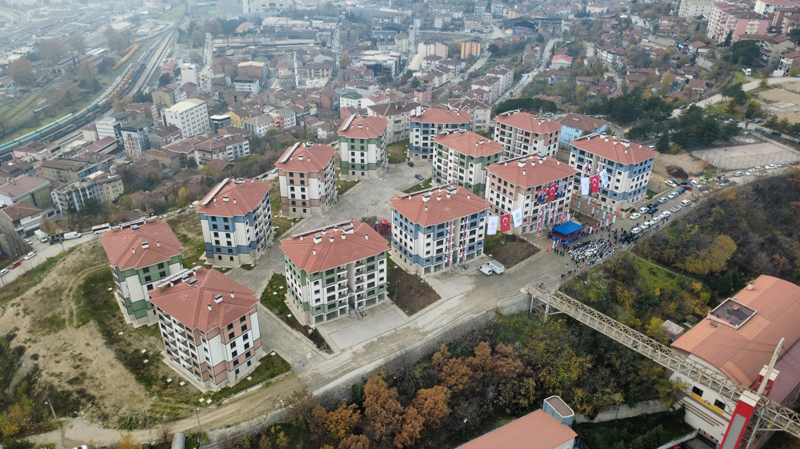 <p>AK Parti Karabk Milletvekili Cem ahin de konutlarn 13 Eyll 2023'te ihalesinin olduunu, 10 Kasm 2023'te de yer teslimi yapldn belirtti.</p>