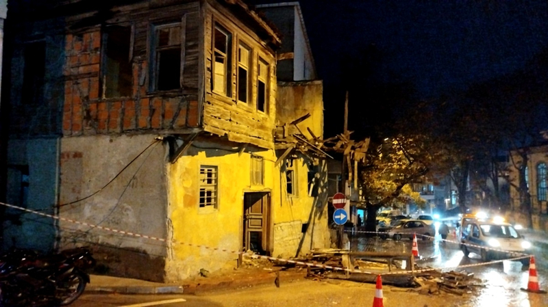 <p>anakkale'nin Gelibolu ilesinde iddetli ya nedeniyle kullanlmayan binann bir blm ykld.</p>