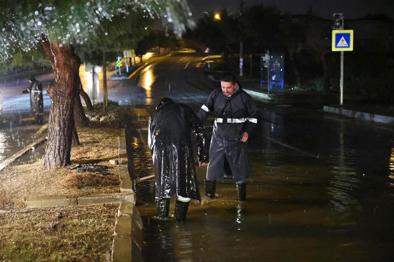 <p>zmir'in eme ilesinde kuvvetli saanak nedeniyle cadde ve sokaklar gle dnd. eme Belediyesi ekipleri, tkanan rgar kapaklarn aarak suyu tahliye etmek iin alma balatt.</p>
