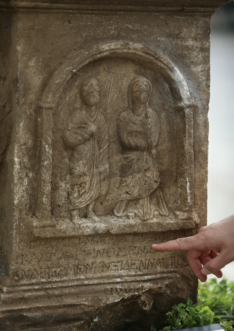 <p>Bölgeye giden ekipler tarafından yapılan incelemede tarihi olduğu belirlenen eser, ağırlığı nedeniyle taşınamayınca zarar verilmemesi için toprağa gömüldü ve alana fotokapan yerleştirildi.</p>