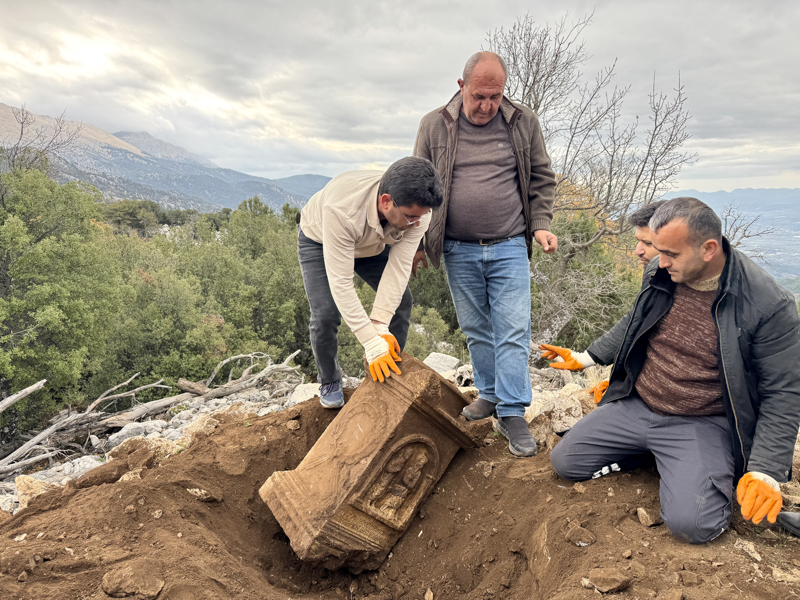 <p>Kayacık Mahallesi'ndeki ormanlık alanda keçilerini otlatırken steli (mezar taşı) fark eden çoban, durumu Fethiye Müze Müdürlüğüne bildirdi.</p>