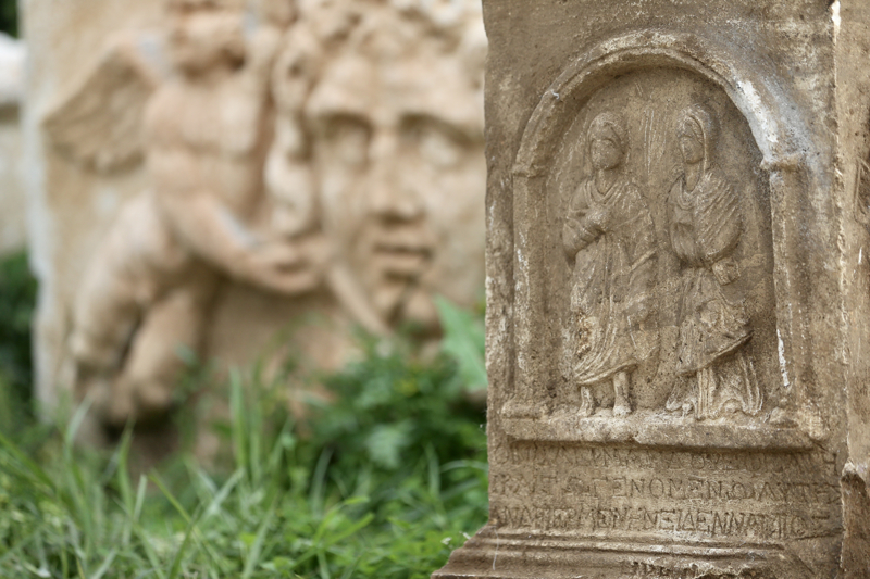 <p>Yaklaşık 300 kilogram olduğu değerlendirilen mezar steli, taşınma işlemi öncesinde özenle sarılarak hazırlandı. Sarp arazideki stel, arkeologlar ve işçiler tarafından yaklaşık 7 saat taşındı.</p>