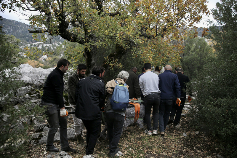 <p>Eserin Roma Dönemi'ne, milattan sonra 1. ve 3. yüzyıla ait olduğunu değerlendirdiklerini belirten Meke, 'Eser, genellikle Anadolu'da görülebilen sunak tipli mezar steline bir örnek. Bu steli özel kılan üzerindeki kabartması, ikonografik betimlemeleri ve altındaki yazıttan dolayı epigrafik özelliğidir. Eserin ön yüzünde kadın ve erkek figürü bulunuyor. Bu da muhtemelen bir aile tablosu. Roma Dönemi'ndeki aile kültürü, üzerindeki kıyafetlerden o dönemdeki yaşamı ve sosyo kültürel durumu gözlemliyoruz.' dedi.</p>