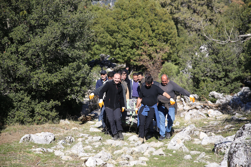 <p><b>- 'ESERİN ÖN YÜZÜNDE KADIN VE ERKEK FİGÜRÜ BULUNUYOR'</b></p><p><b><br></b></p><p>Taşıma işlemine katılan arkeolog Ahmet Meke, AA muhabirine, eserin bölgede hayvancılıkla uğraşan bir kişi tarafından bulunduğunu ve ihbar üzerine uzmanlarca detaylı inceleme yapıldığını söyledi.</p>