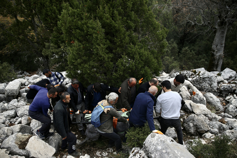 <p>Eserin yan yüzünde çelenk ve betimleme olduğunu dile getiren Meke, 'Çelenk zafer ve onuru temsil eder. Eserdeki figürün halk içerisinde önemli bir kişi olduğunu gösterir. Örnekte gördüğümüz gibi kültürel varlığı koruma açısından vatandaşlarımızın sağduyulu olması çok önemli.' diye konuştu.</p>