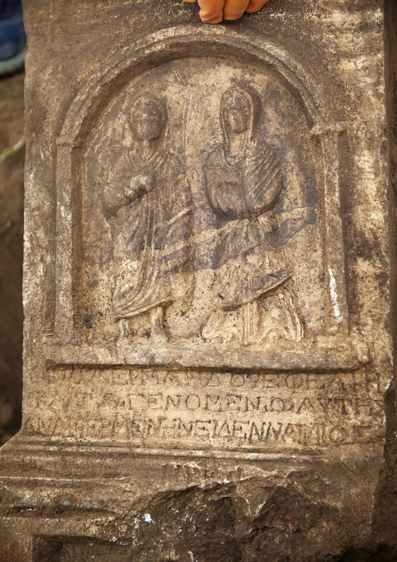 <p>Güvenlik önlemlerinin ardından eseri yaklaşık 7 saatte taşıdıklarını belirten Meke, 'Sarp ve kayalık bir araziden taşıdık. Müze Müdürlüğüne getirilen eserimiz, temizlik ve konservasyon çalışmalarından sonra envantere alınacak ve sergilenecek. Eserin bulunduğu alanla ilgili sit alanı önerisinde bulunduk. Alana da güvenlik açısından fotokapanlar yerleştirildi.' ifadelerini kullandı.</p>