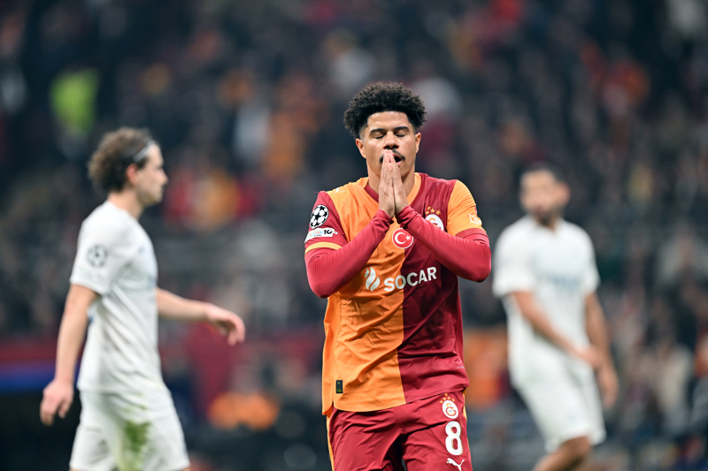 <p><b>GABRIEL SARA</b></p><p>Galatasaray'ın Brezilyalı yıldızı Gabriel Sara, derbide yakından izlenecek futbolcular arasında yer alıyor. Geçtiğimiz günlerde adı İngiltere Premier Lig ekibi Leeds United ile anılmıştı.</p>