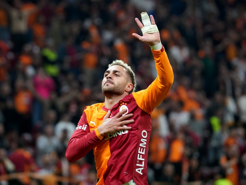 <p><b>BARIŞ ALPER YILMAZ</b></p><p>Galatasaray'da geçtiğimiz sezonun şampiyonluğunda büyük pay sahibi olan Barış Alper Yılmaz, bu sezona biraz durgun başlasa da son haftalardaki yükselen formuyla yeniden dikkatleri üzerine çekmeyi başardı. Performansındaki bu çıkışın, Avrupa kulüplerinin ilgisini artırabileceği değerlendiriliyor.</p>
