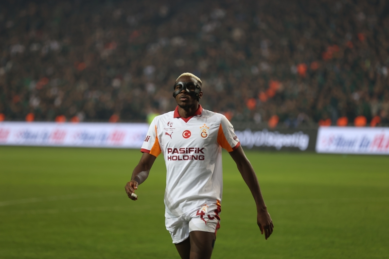 <p><b>VICTOR OSIMHEN</b></p><p>Galatasaray'ın 75 milyon euro bedelle kadrosuna kattığı Osimhen, takımın vazgeçilmez isimlerinden biri. Sakatlığı nedeniyle kaçırdığı maçlar olsa da Fenerbahçe karşısında sahada olması bekleniyor. Nijeryalı yıldız için daha önce Paris Saint-Germain, Real Madrid ve Barcelona gibi dünya devlerinin ilgilendiğine yönelik iddialar gündeme gelmişti.</p>