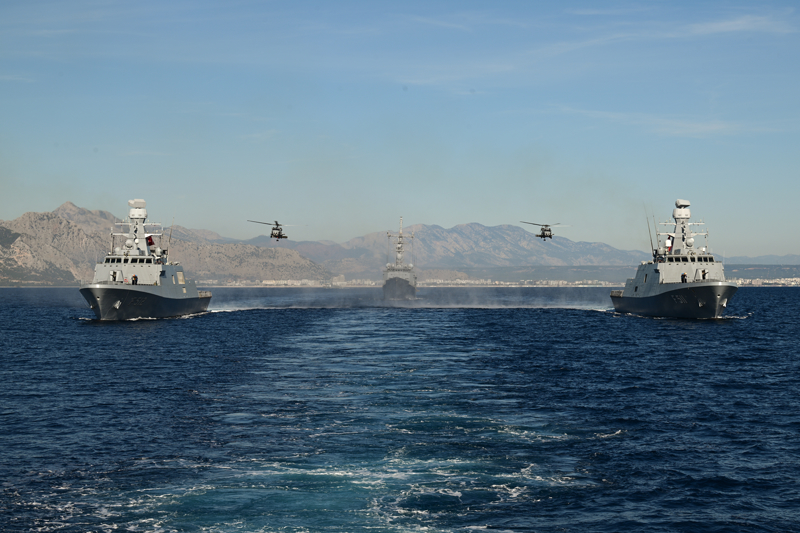 <p>Sahile ierisinde zrhl personel taycnn bulunduu bot, LCM ve ZAHA'larla ulaan birlikler, kydaki el yapm patlayc etkisiz hale getirdikten sonra rehineleri kurtard.</p>