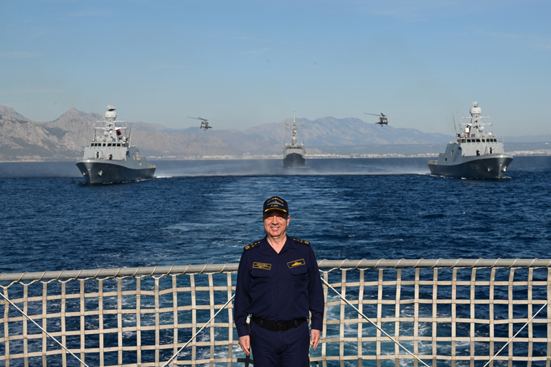 <p>Bu srada gemideki dier amfibi deniz piyade birlikleri askeri helikopterlerle Sarsu Sahili'ne inerek ky emniyeti ald.</p>