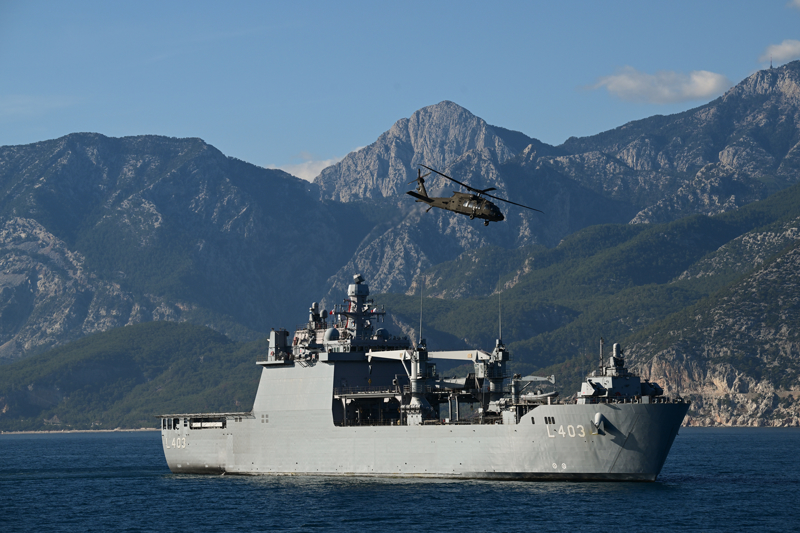 <p>Antalya'daki Sarsu Plaj'na tatbikat kapsamnda amfibi hcum akn gerekletirildi. Tatbikat senaryosu gerei plajdaki rehin alnan kiileri kurtarmak iin TCG Sancaktar gemisinin havuz gvertesinden 3 amfibi karma arac LCVP ve 4 Zrhl Amfibi Hcum Arac (ZAHA) ve 5 bot denize ald.</p>