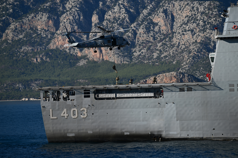 <p>Tatbikat kapsamnda senaryo gerei yaralanan bir personel de helikopterle TCG Sancaktar'a nakledildi.</p>