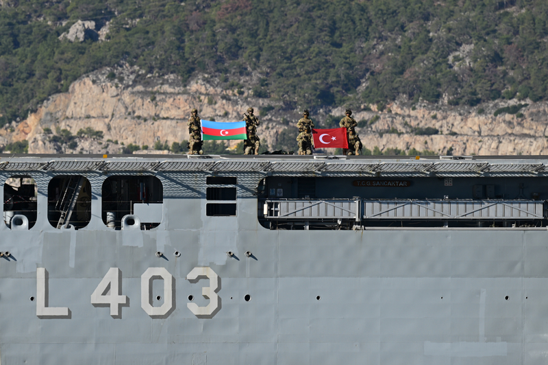 <p>TCG Sancaktar'a inen Trkiye ve Azerbaycan askeri birlikleri iki lkenin bayraklarn aarak Oramiral Tatlolu'nu selamlad.</p>