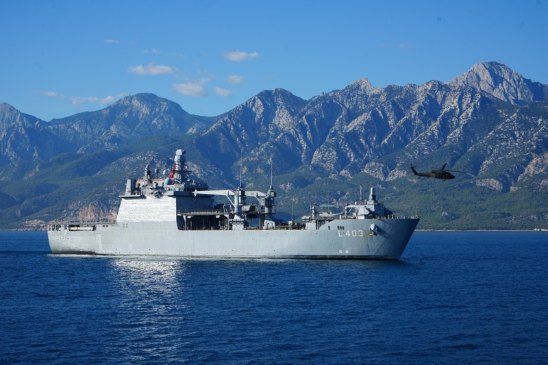 <p>Tatbikat kapsamnda TCG Kemalreis'e yaklaan TCG Heybeliada ve TCG Bykada gemilerinden posta antas ile malzeme transferi gerekletirildi.</p>