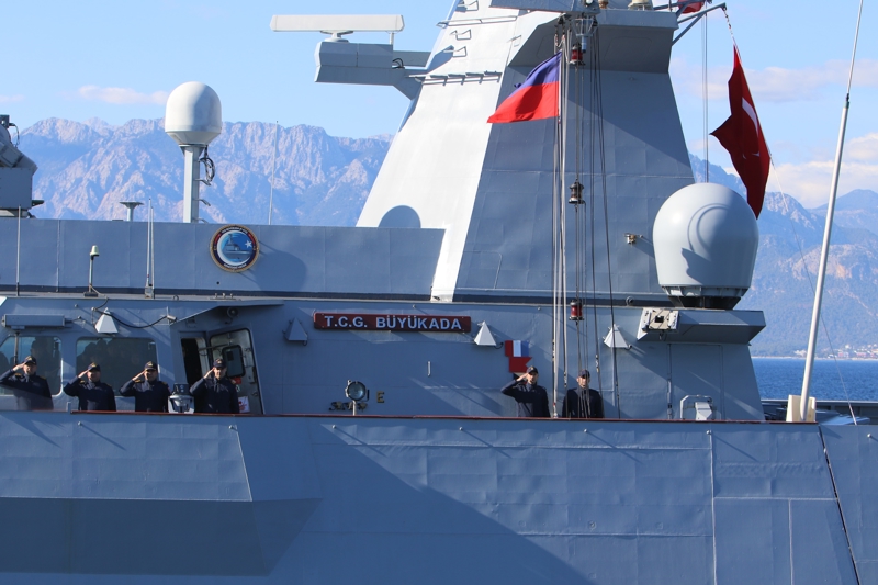 <p>103 kiilik kontrol merkezi tarafndan ynetilen tatbikat ile kriz mukabele harekat, ok tehditli ortamda harekat ve insani yardm hareketi gibi ok sayda harekat eidine ynelik eitimler yapldn anlatan Tatlolu, 'Tatbikat srecinde insansz hava aralar ve zrhl amfibi hcum aralar, amfibi harekatta baaryla kullanlm, kamikaze insansz deniz aralar ile muhasm unsurlara sr halinde taarruz eitimleri gerekletirilmi, insansz hava aralar, insansz deniz aralar ve denizaltlarn mterek harekatna ynelik usuller denenmitir.' dedi.</p>