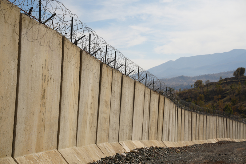 <p>Her trl yasa d olaya mdahale etmek iin 7 gn 24 saat esasyla grev yapan gvenlik gleri, sorumluluk sahasndaki snrlarn gzetlenmesi ve kontroln salanmas iin grevini srdryor.</p>