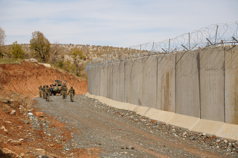 <p>'Snr ileri karakolu' ve gzetleme kulelerinin de ina edildii blgede 4 metre yksekliindeki duvarlarn zerine panoramik ve gece gr zellikli kameralar yerletirildi, jiletli tel ekildi.</p>