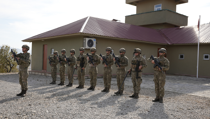 <p>Komu lkeler ran ve Irak'a snr olan Hakkari'de, her trl yasa d faaliyetin nlenmesi amacyla gvenlik nlemleri st dzeyde tutuluyor.</p>