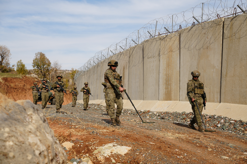 <p>Bu kapsamda Derecik'e bal Anada Ky Duya mezrasnda, geen yl ileri Bakanl G daresi Bakanl ve Valilik koordinesinde l zel daresi tarafndan 2 bin 152 metrelik gvenlik duvar rld.</p>