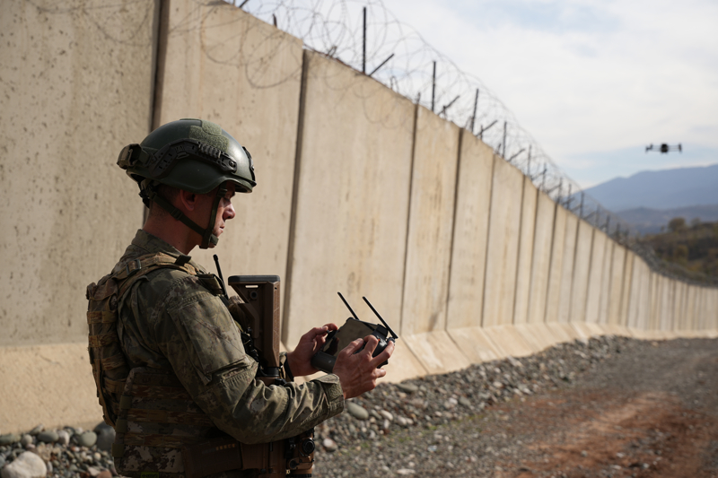 <p>Farkl noktalarna 7 metre derinliinde ve 7 metre geniliinde yaklak 10 kilometre hendek kazlan blgede grevli askerler, teknolojinin tm imkanlarn kullanarak snr kontrol altnda tutuyor.</p>