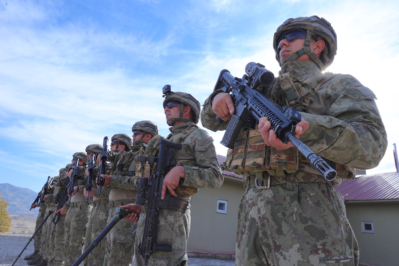 <p>1. Hudut Tabur Komutan, AA muhabirine, sz konusu blgede Irak ile lke snrn oluturan Hacbey ay'nn getiini, bu ayn Irak'tan gelen Barazgir ay ile birleerek 20 kilometreden sonra Zap Suyu'na aktn syledi.</p>