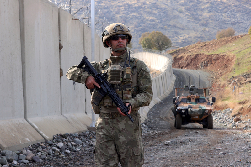 <p>Hudut emniyetini salamak maksadyla doal engellere dayanan yapay engeller ile tahkimatlarn, emniyet sisteminin birinci kademesini oluturduunu ifade eden Tabur Komutan, yle konutu:</p>