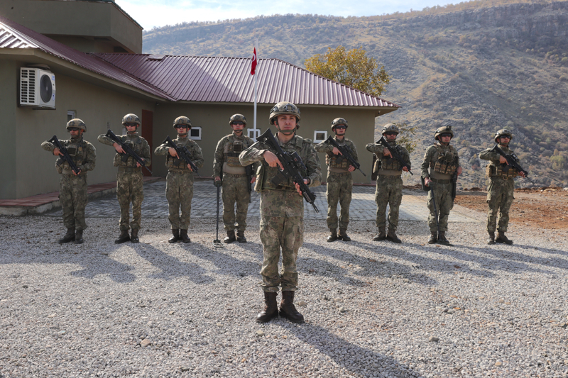 <p>'Duya yaam alannda hudut emniyetini salamak maksadyla 24 saat esasyla keif ve gzetleme faaliyetleri devam etmektedir. Snr Fiziki Gvenlik Sistemi kapsamnda yapm tamamlanan 2 bin 152 metrelik modler beton duvar caydrclk salamaktadr. Keif ve gzetleme sistemleri kapsamnda duvar st panoramik kameralar ile termal zellikli PTZ kameralar, yaam alan iindeki grnt izleme merkezinde komuta edilebilmektedir. Komutanlmz kendisine verilen her trl grevi yerine getirme azim ve kararllndadr.'</p>