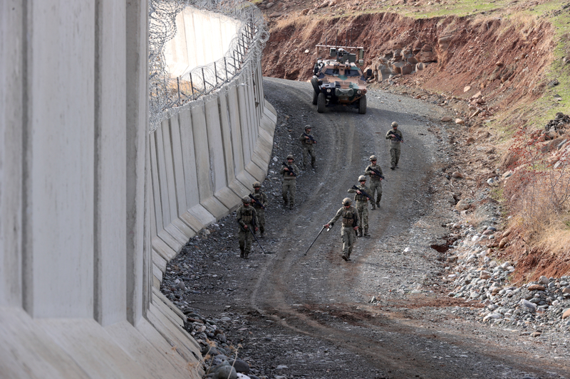 <p>Snra yaplan duvar ve gece gr zellikli kameralarn yan sra her trl titreim hareketlerini saptayabilen akustik sistemler, aydnlatma sistemi, gece grl drbnler, insansz hava aralaryla snr gvenliini salayan hudut birlikleri, tespit ettikleri yasa d faaliyetlere annda mdahale ediyor.</p>