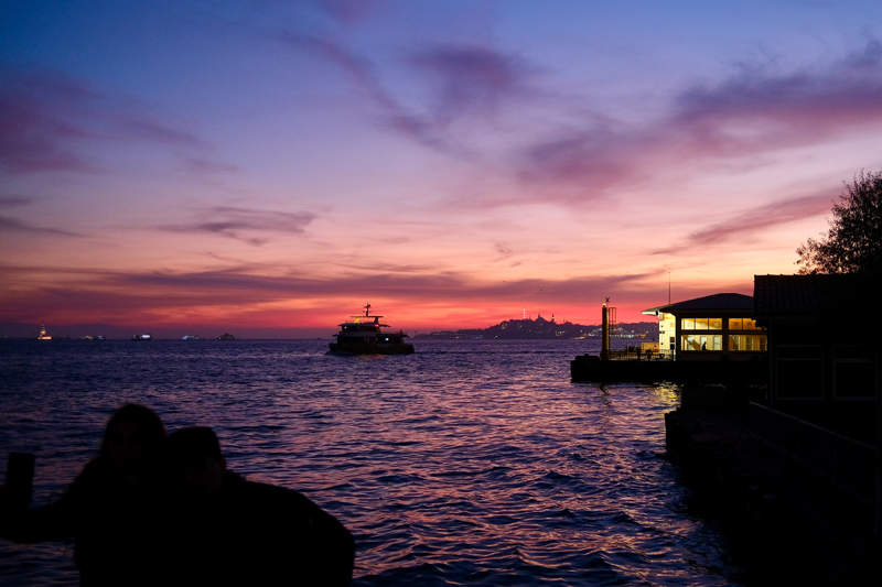 <p>K�z�l ve turuncu tonlara b�r�nen g�ky�z�, sahilde bulunanlar�n cep telefonlar�na yans�d�. </p>