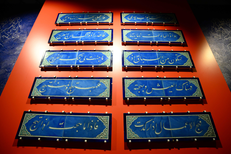 <p>Y�ld�z, �znik ve K�tahya �inilerinin �ok �zel �rneklerinin galeride yer ald���na i�aret ederek, 'Baz� �iniler depolar�m�zda bulunuyordu. Bu �inileri ziyaret�ilerin g�rme �ans� pek fazla yoktu. Bu galeride de bu �inileri bir b�t�n halinde ziyaret�iyle bulu�turmay� hedefledik. ��nk� saray�n tarihinin ve koleksiyonlar�n�n bu �nemli par�as� g�r�lmeden, bu saraya bir b�t�n olarak anlamak �ok m�mk�n olmayacakt�. Yer olarak buran�n se�ilmesinin �nemi de buradan kaynaklan�yor.' diye konu�tu.</p>